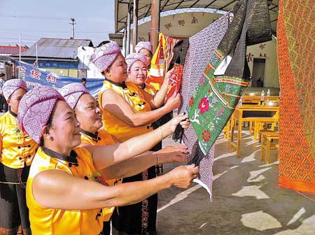 探访芒市镇芒核"织锦村"见闻     又是一年桃花红,桃花是报春花.